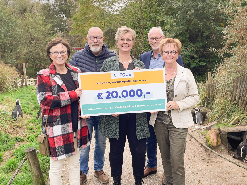 Overhandiging cheque Stichting Voorzieningen De Friese Wouden