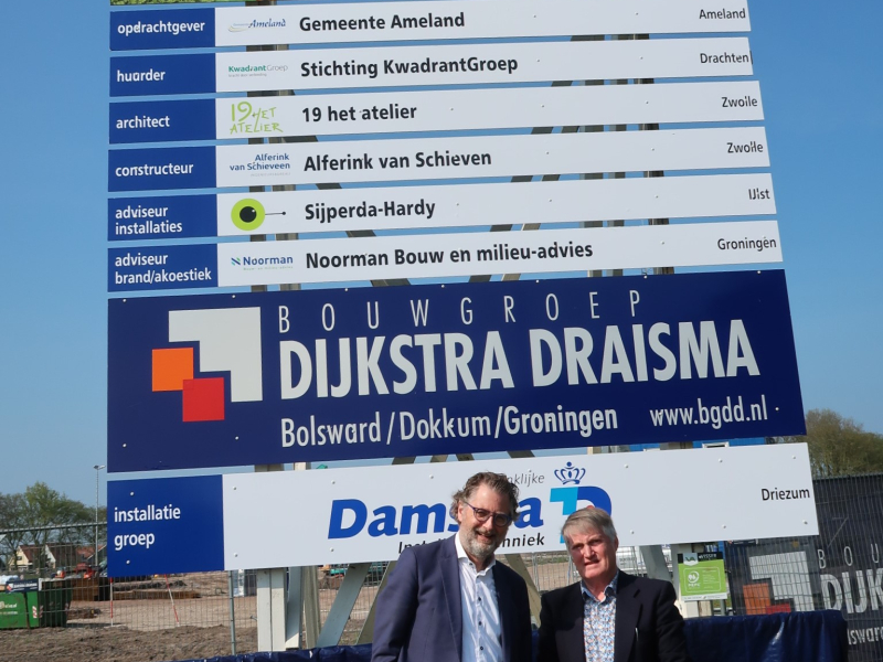 Jan Maarten Nuijens en wethouder IJnsen voor het bouwbord